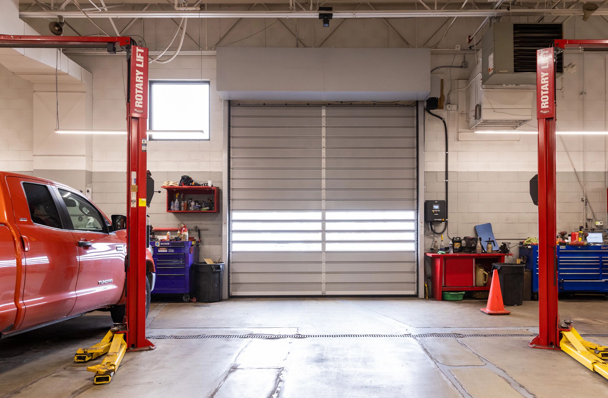 Raptor Rigid Door: car entering an automotive shop